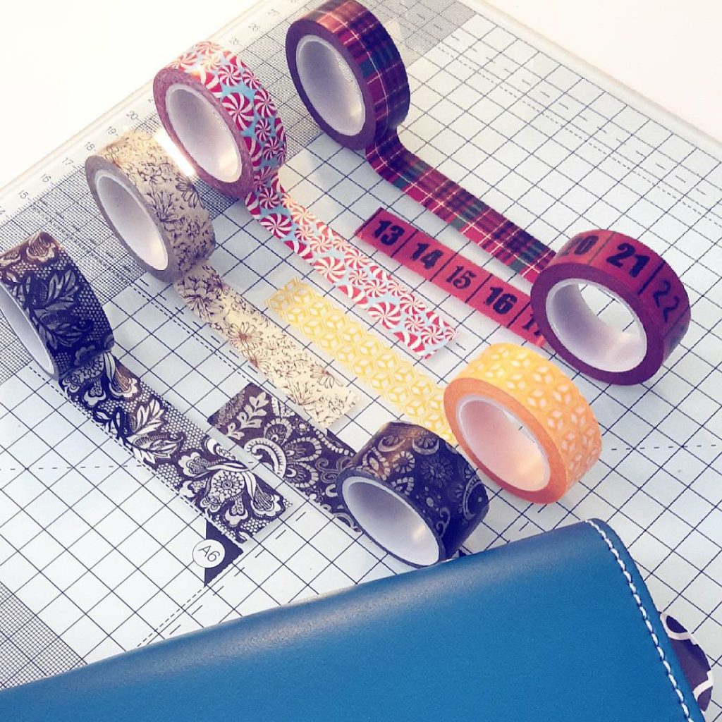 Eeny meeny miny moe... Gestern erreichten mich die neuen Tapes von @silvanaalrik - und nun hab ich die Qual der Wahl.
#filofaxingdeutschland #filolove #filofaxing #filofaxerei #planner #planneraddicted #plannercommunity #plannernerd #washitape #washiaddicted #washilove #filofaxlove #plannergirl #filoonjadesignteam #filoonja #designteam #lace #black #red #newin #happymail #stationarylove
