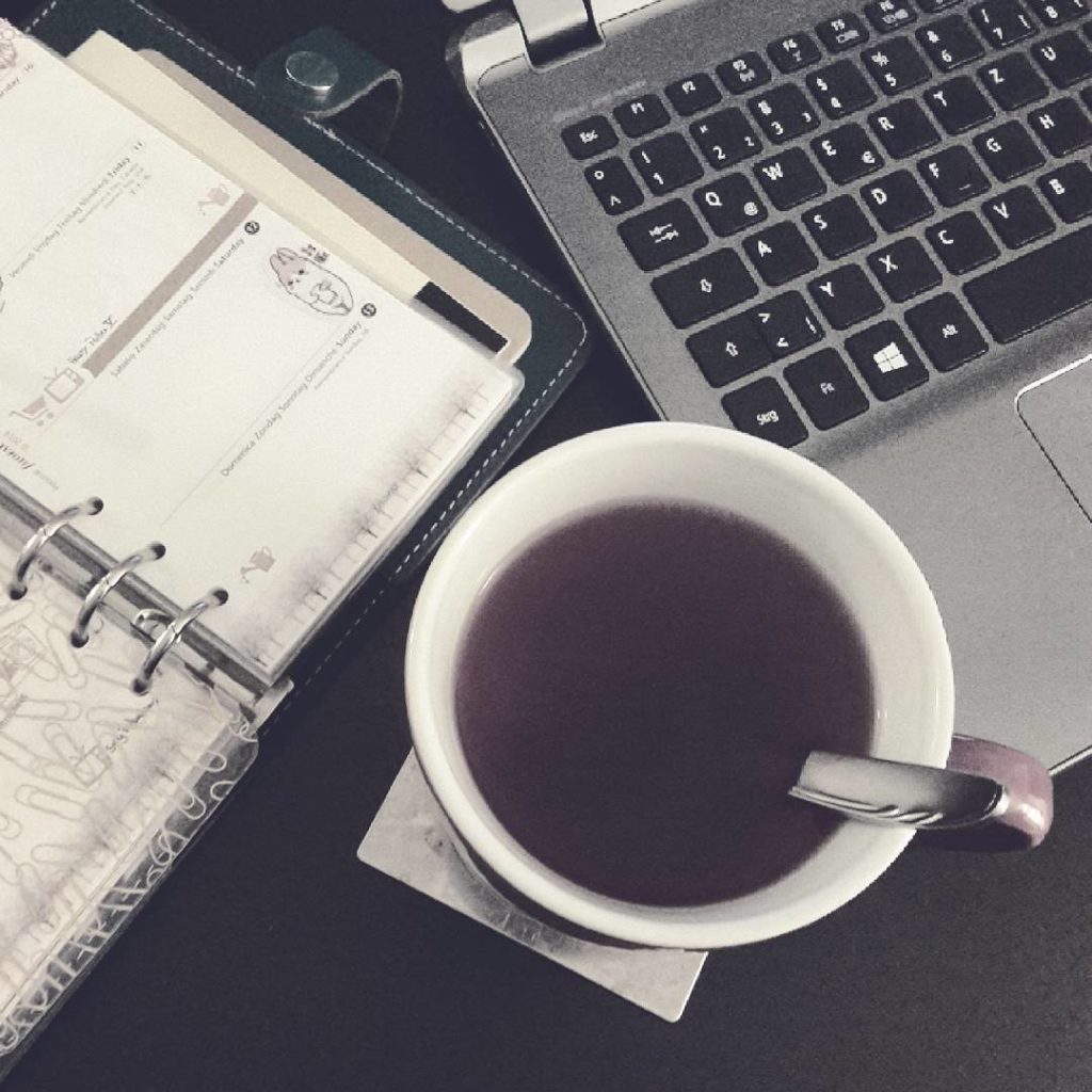 Everything goes better with a nice cup of tea.  Die letzten Arbeitspunkte für heute. Nur echt mit leckerem apple-crumble-tee & dem filofax!
