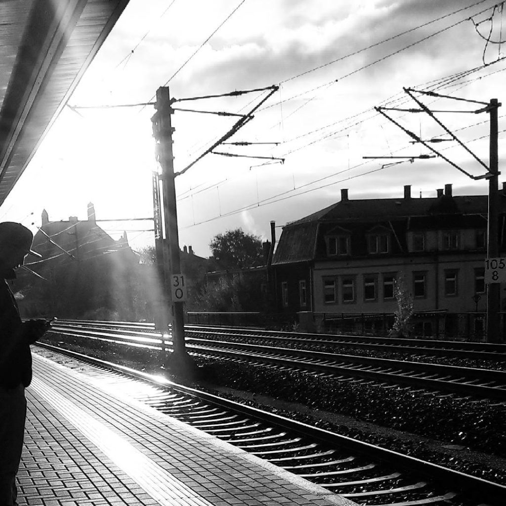 The early bird... should go to bed again.

Es ist kalt und trüb. Letzte Woche zur gleichen Zeit schien immerhin die Sonne. 
#photos #photography #urban #sky #greysky #clouds #sunrise #monday #mondaysucks #train #station #waiting #radebeul #dresden #dresdenstagram