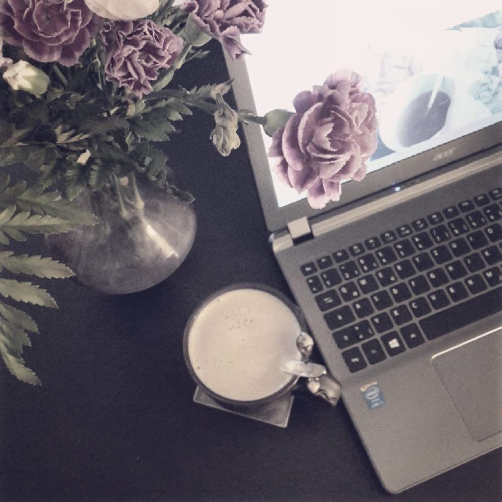 When the weather isn't nice - just stay in the home office and make working more nice with some flowers by your side. ❤

Morgen gibt es dann auch wieder was kreatives zu sehen, versprochen ;) #work #workhard #homeoffice #butfirstcoffee #nelken #blumenstrauss #blumenliebe #rosentulpennelken #alleblumenwelken #heimarbeit #cozyworkspace #thesedays