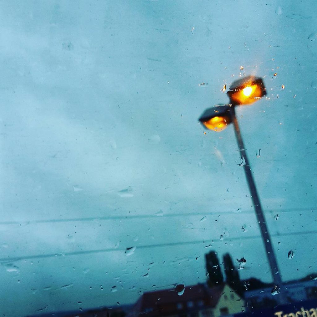 Still rainy, still cold - still early. 
Momentan zeigt sich der Herbst von seiner arschigen Seite. Wo ist der goldene Oktober geblieben? 
Ich finde leider nur goldenes Laternenlicht... ☔

#photography #photos #urban #city #dresden #dresdenstagram #weather #rainyday #regenwetter #schmuddelwetter