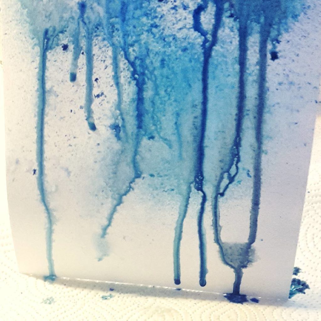 Preparation for the next layout. It's getting messy! 

Ich bin mutig geworden und habe mit Farbsprays und Wasser gespielt. Das Ergebnis ist gar nicht so übel geworden...