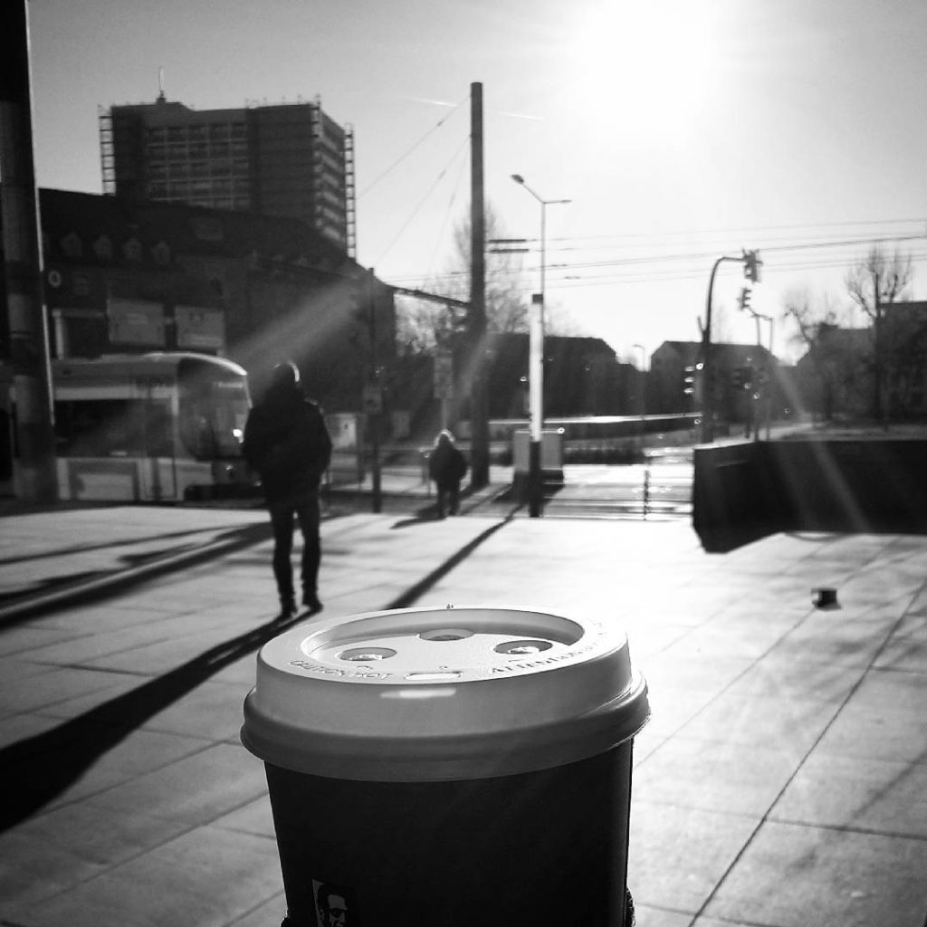 You'd better watch out, Monday! I've got sunshine, coffee & good music!  .

Auch wenn ich lieber noch etwas schlafen würde - 3 Tage Messe UND Zeitumstellung! - bin ich brav ins Büro gewatschelt. Habt einen guten Wochenstart!