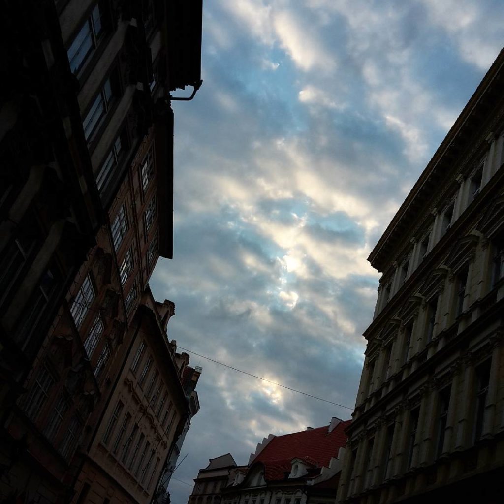 While the sky here is grey I'm dreaming of my last evening in prague when the weather was so amazing and the sky so beautiful.  .

Ostern soll es vor allem in Norddeutschland regnen. Ratet wo ich Ostern bin.
