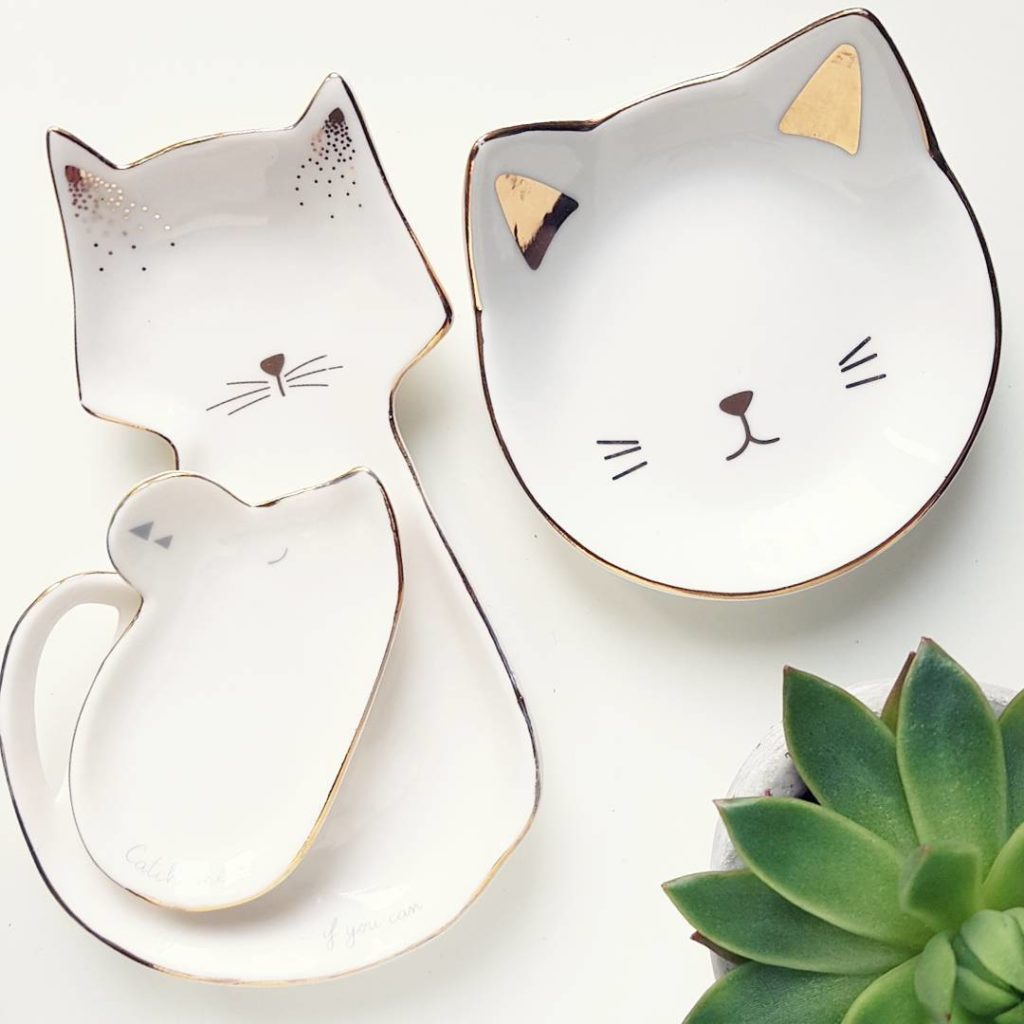 I just find the most adorable little plates yesterday!!! Aren't they ameowzing?! 

#dish #plates #porcelain #cat #catcontent #catandmouse #katze #crazycatlady #geschirr #habenistbesseralsbrauchen #cutenessoverkill #dastandmeinnamedrauf #maisondumonde