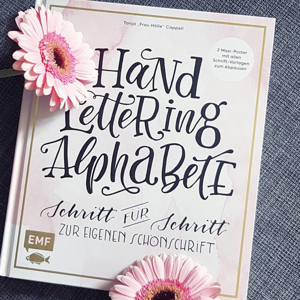 It's so beautiful and full of passion and love. Worth the wait. Thank you @frauhoelle for all the blood sweat and inspiration ;) ❤❤❤
.

Es folgt ganz bald eine Rezension auf meinem Blog!  .

#handlettering #handletteringalphabete #frauhoelledasbuch #newin #booklover #bücherwurm #ichliebees #schonbeimdurchblätternbegeistert #einfachmachen #rechthatsie #emfverlag