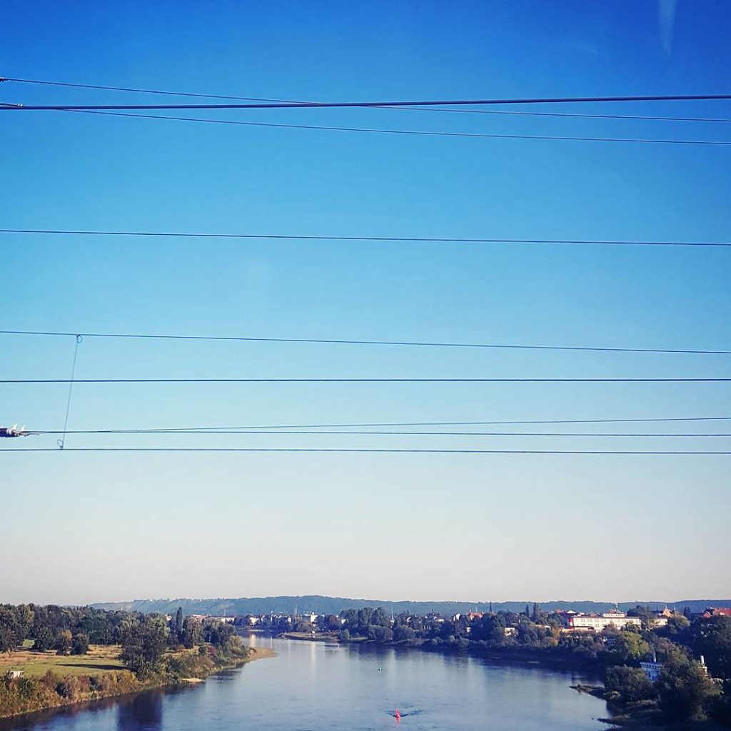 Hello monday. Please be nice... #photos #photography #sky #morning #trainpicture #elbe #dresden #dresdeninstagram #mondaymotivation #mondaymorning #bluesky #himmelüberdresden