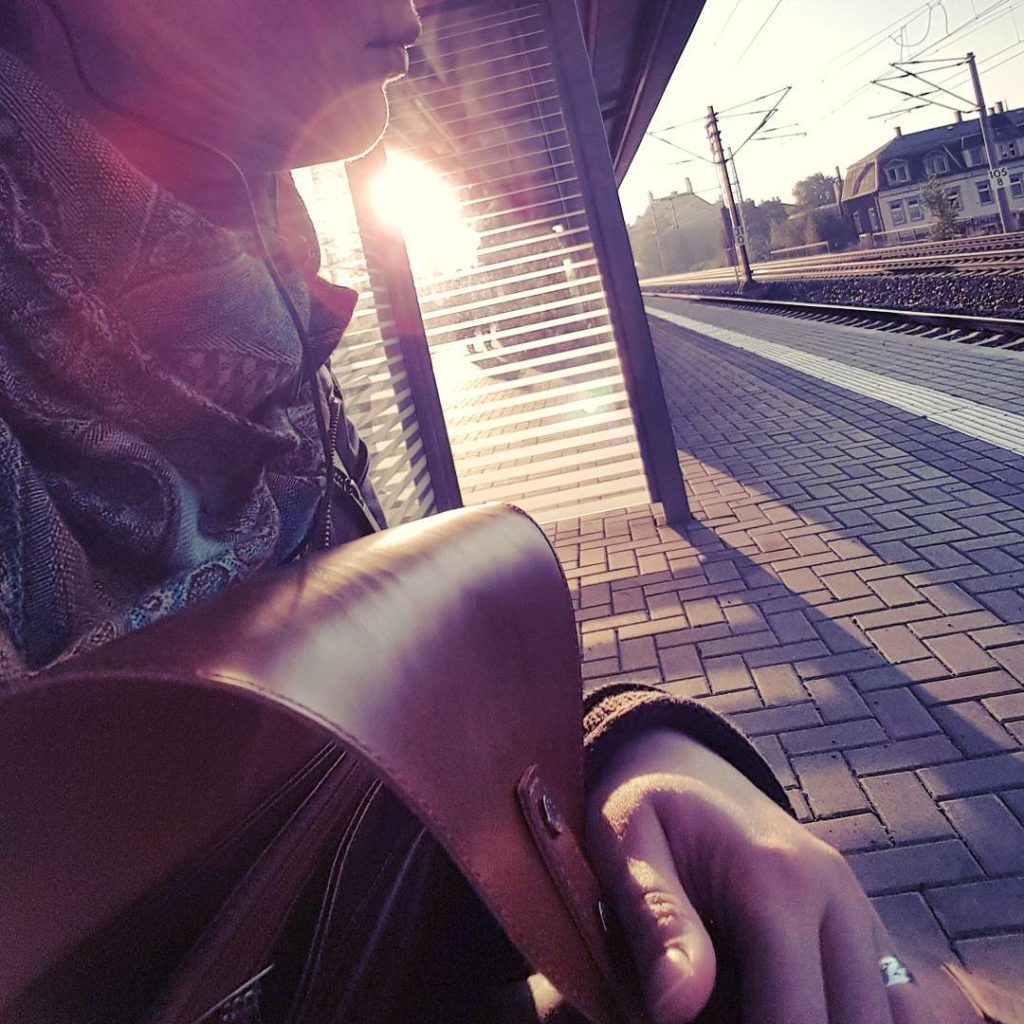 There are hours which aren't good, and days too. But here we go - already the 3rd week of feeling not well - but I'm still fighting!! Wish you all a nice monday! 
#mondayssuck #mondays #sunrise #dresden #dresdeninstagram #train #station #waitingfor #whatsup #needsleep #needcoffee #needmycat