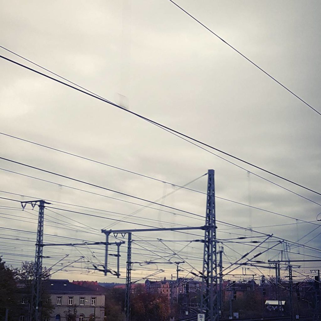 On my way. To work. But first coffee. 
#dresdeninstagram #dresden #train #zug #zugromantik #bahnhofdresdenneustadt #sky #clouds #morning #grey #tired #needcoffee #gleisbett