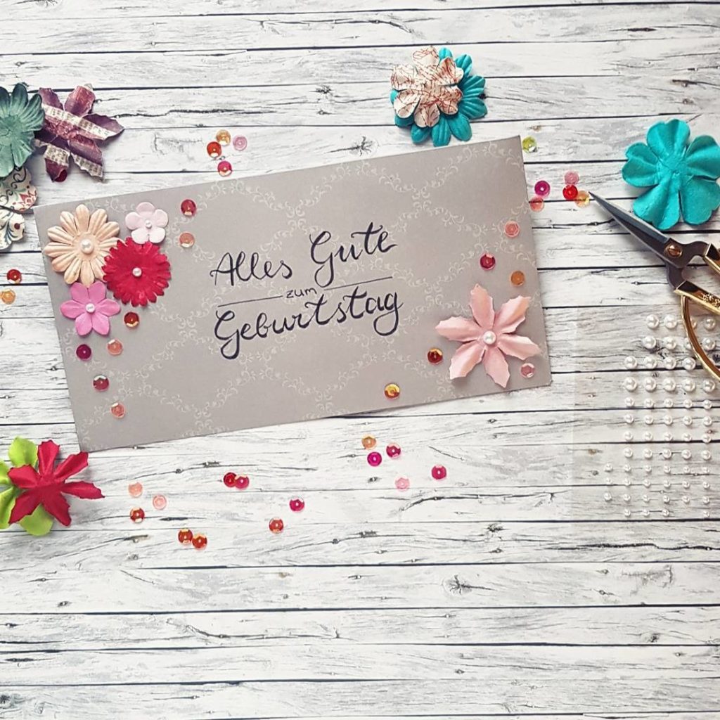 Quick and easy - I made a cute little envelope for a gift coupon. That was really fun!  .

#scrapbook #scrapbooking #paper #paperlove #crafting #diy #gift #present #geschenk #verpackung #envelope #umschlag #giftcoupon #gutschein #birthday #birthdaypresent #geburtstagsgeschenk #geschenkverpackung #handlettering #brushpen #flowers