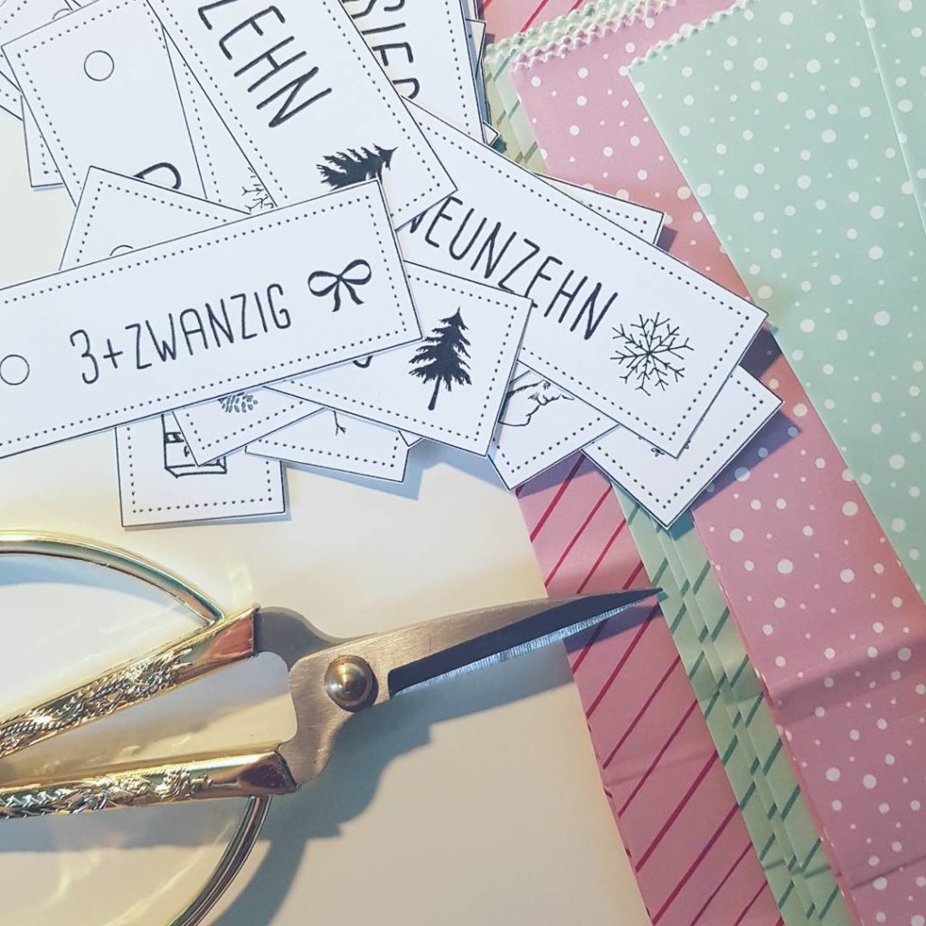 Guess what I'm doing today...  .

#christmas #christmasiscoming #advent #adventskalender #diy #crafting #paper #paperlove #schnibbelnbisderarztkommt #sweetsformysweets #depot