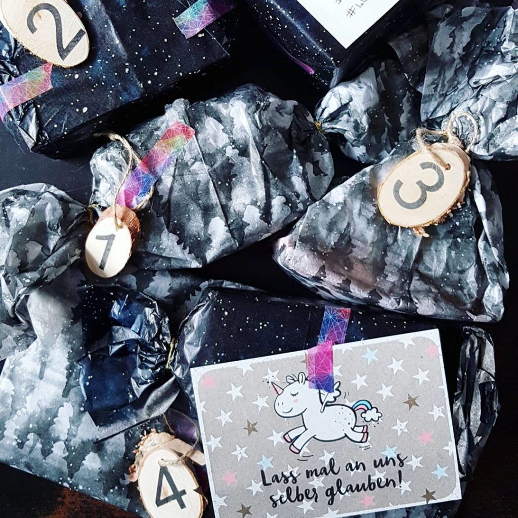 I'm so excited! And I just can't hide it  thanks to my dearest @ms_trudy who made this cute advent calender for me. ❤ .

#christmas #christmasiscoming #adventskalender #advent #surprise #weihnachten #überraschungspost #freunde #friendship #einhornmusssein