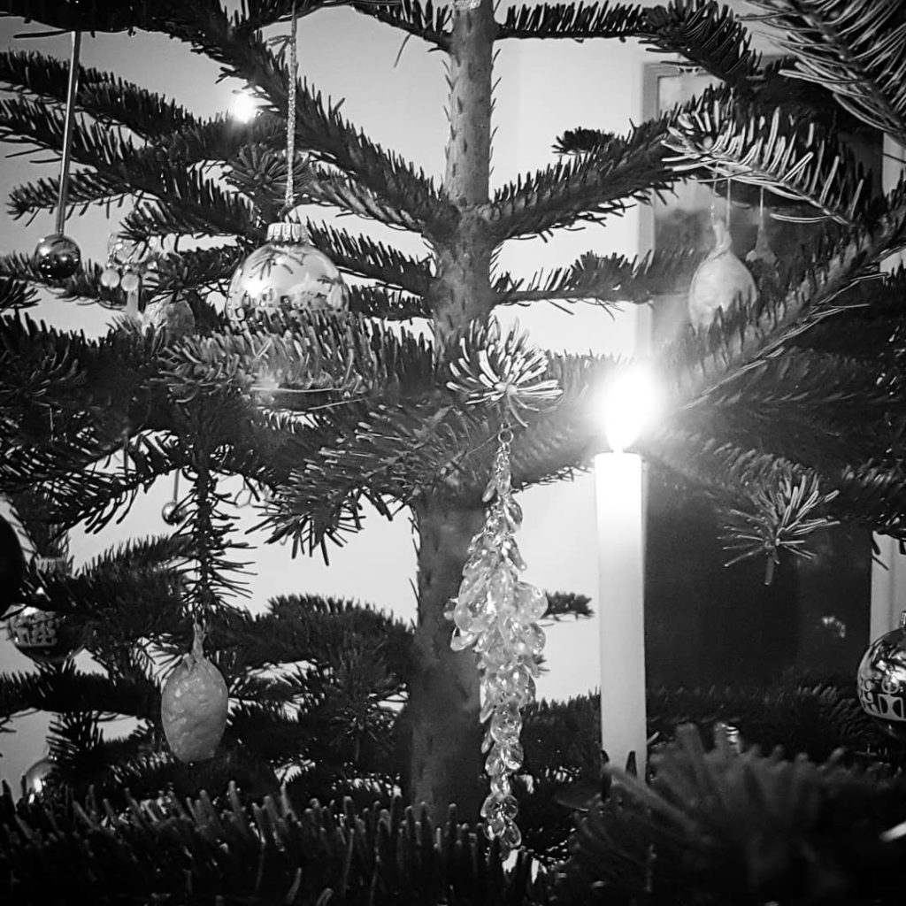 Merry Christmas. ❤ .

#weihnachtszeit #weihnachten #christmas #christmastree #ohtannenbaum #merrychristmas #verspätetebescherung