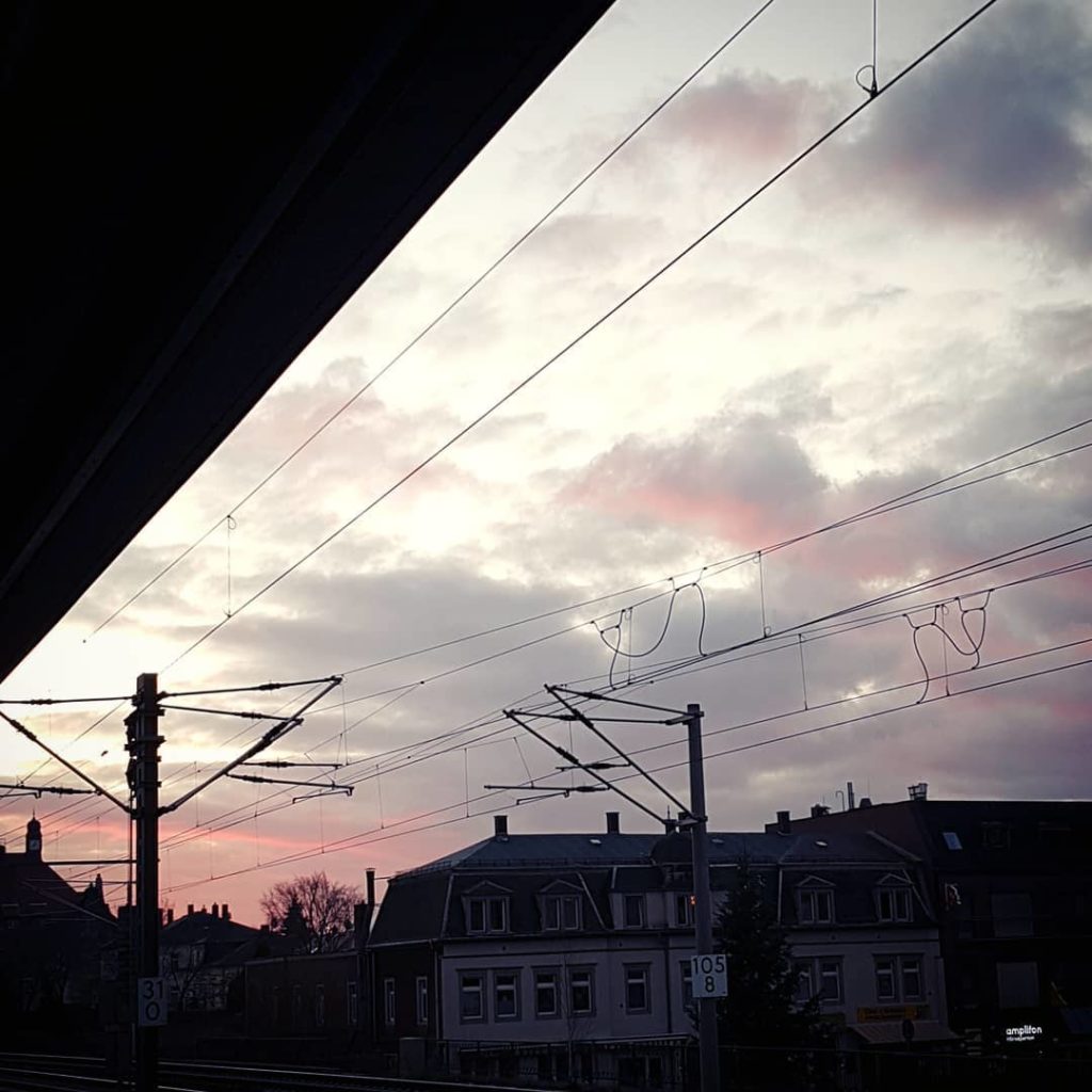 Last week before christmas. It's really cold outside but the sky smiles. Wish you a great day!  .

#weather #sky #sunrise #clouds #morning #monday #mondaymotivation #morgenrot #radebeul #dresdeninstagram #himmelüberdresden #christmasiscoming