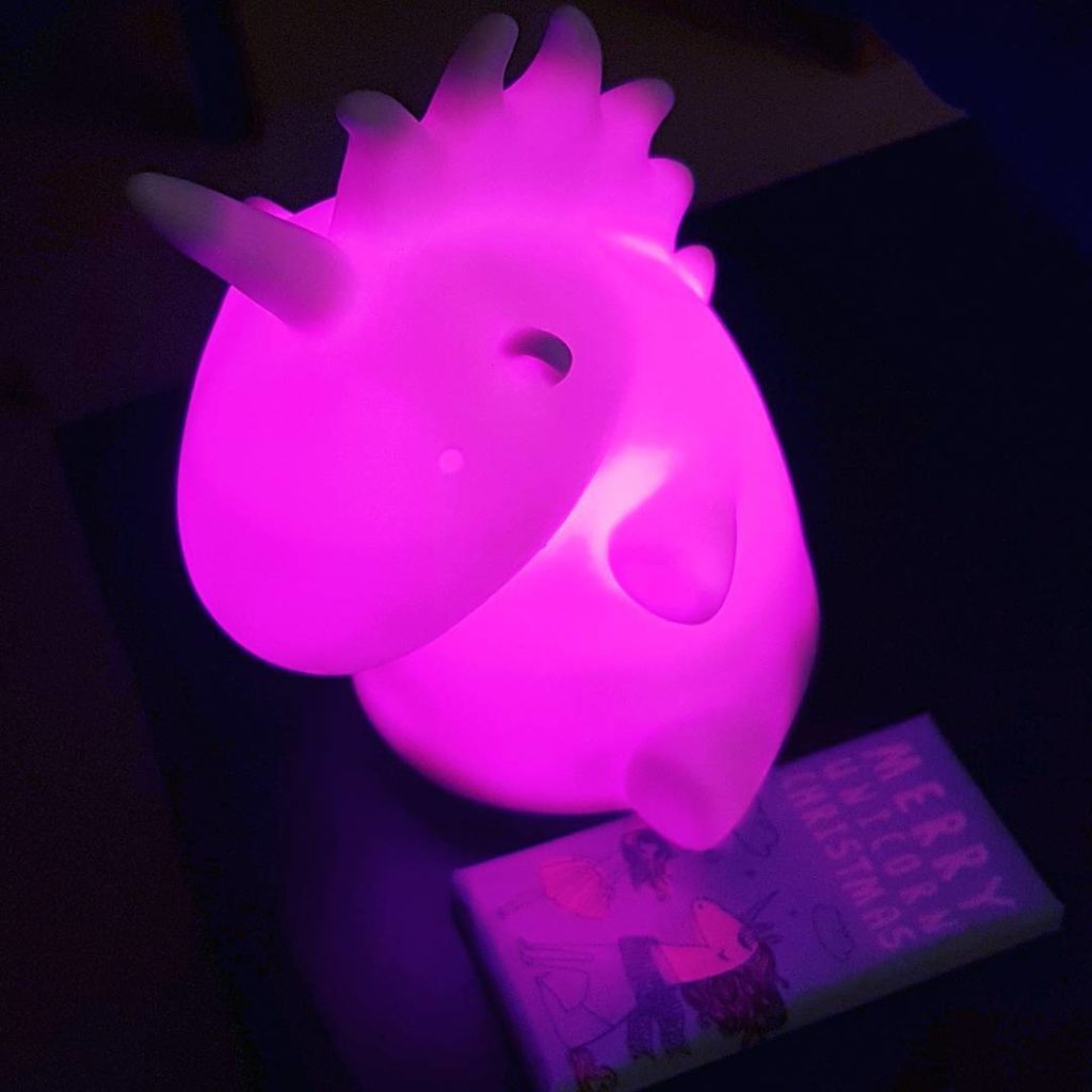 It's ... pink. And amazing. And an unicorn! So lovely - thanks @ms_trudy ❤ #nikolaus #unicorn #nightlight #nachtlicht #einhorn #present #geschenk #friendship #adventskalender #advent #feelingloved