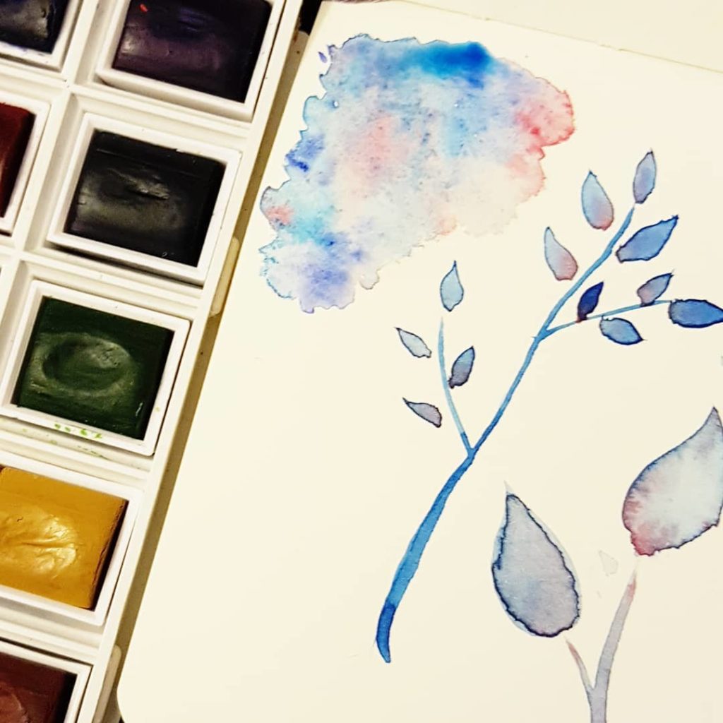 Sketchy watetcolor doodle. I would like to draw again - but I'm feeling a little bit uninspired... .

#watercolor #watercolored #aquarell #winsorandnewton #pental #watertankbrush #feelingblue #floral #leaves #moleskine #handdrawn #drawing